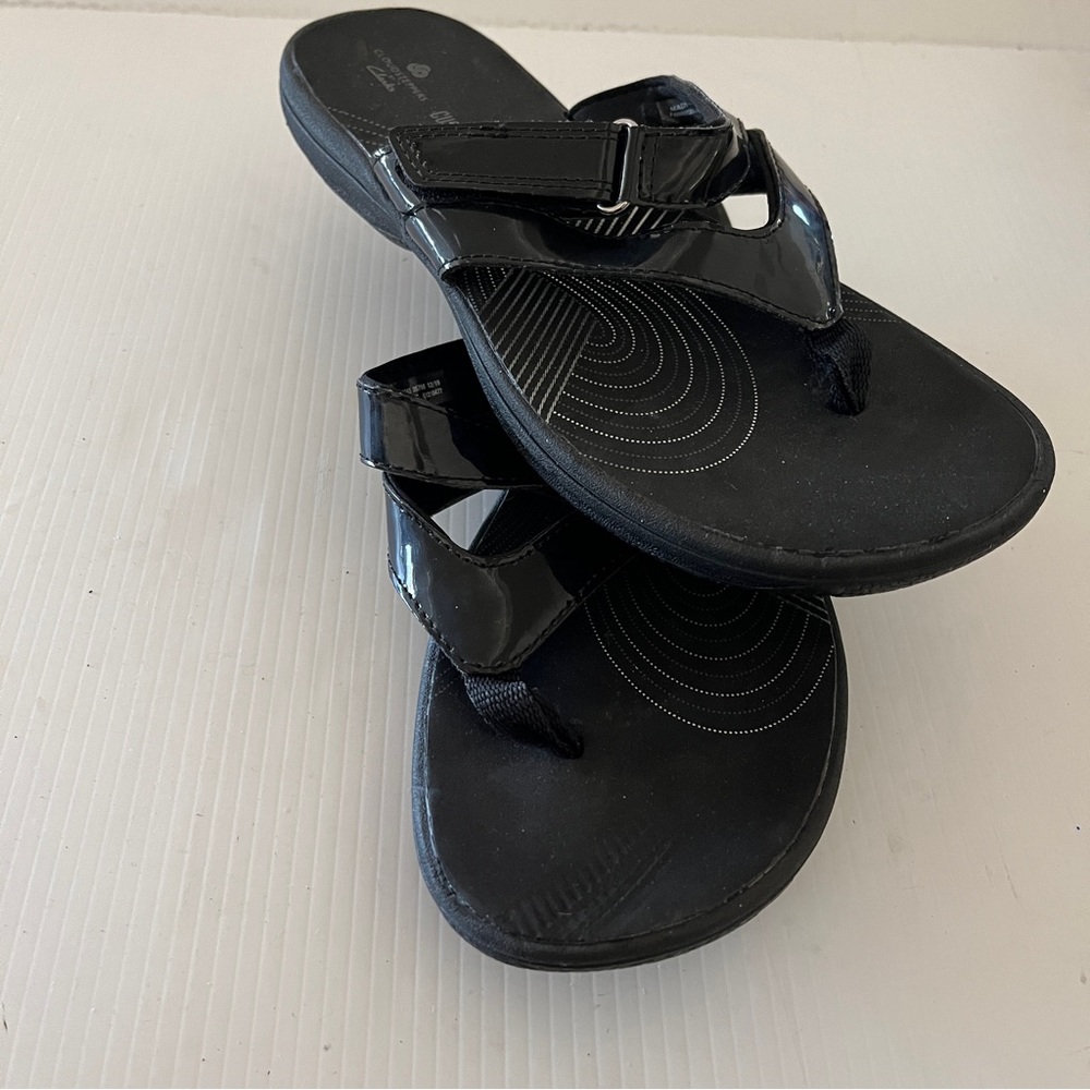 Clarks Cloudsteppers Black Faux Leather Adjustable Hook Flip Flop Sandals 7